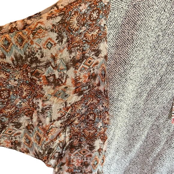 Gimmicks from The Buckle Gray Blue Blouse Women’s Medium - Picture 5 of 6